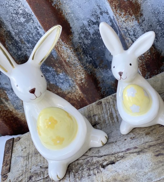 Påskhare med ägg i porslin. Finns i två modeller -Större -Mindre Vit hare med diskreta guld inslag på den större modellen och gu