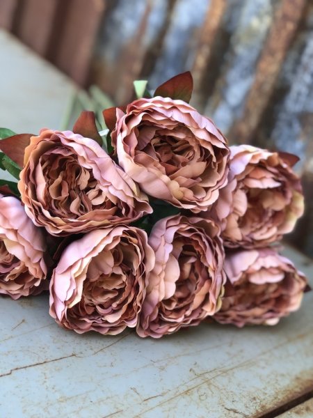 Pion i en mjuk gammeldags cream rosa nyans. En vacker och välarbetad konstgjord blomma med gröna blad. Att ha ensam i en vas ell