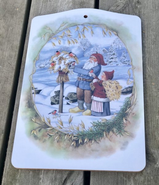 Vackra skärbrädor med lantliga julmotiv designade och ritad av konstnären Lena Petersson. Finns i tre modeller -Småvänner (Tomte