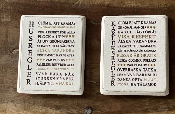 Kylskåpsmagnet i trä med tex -Kärleksregler -Husregler Vit målade med text i guld och svart.  Mäter 8*6,5cm  Säljes per styck en