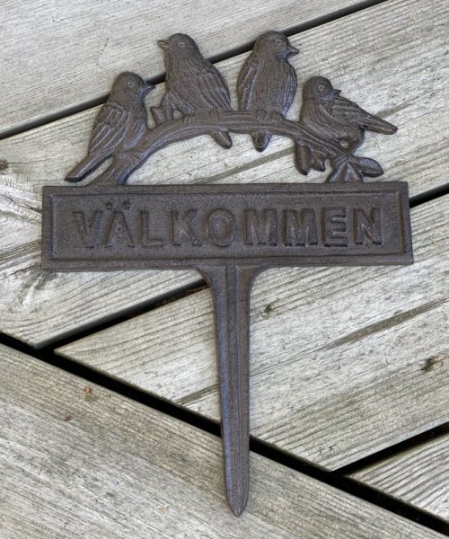 Välkommen skylt i järn. Dekorerad med fåglar och i modell att sticka ner i gräsmattan eller i en kruka tex. Mäter 28*21,5cm