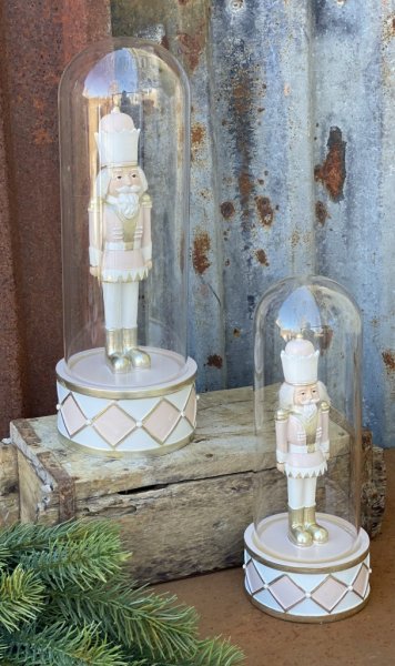 Vacker nötknäppare / julsoldat i rosa och vitt med mjuka guld inslag. Nötknäpparen/julsoldaten står på en rund fot som ser ut so