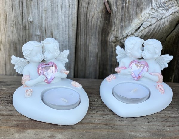Vacker hjärtformad ljuslykta för värmeljus. Med änglar som kind pussas och håller i ett rosa diamant liknande hjärta. Finns i tv