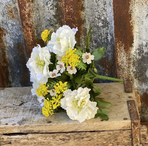 Vacker verklighetstrogen konstgjord blombukett med sommar blommor i vitt och gult. Välarbetad verklighetstrogen modell. Lika vac