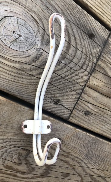 Ruffig krok/hängare i cream vitt med fabriks skavda ruffiga inslag. Tillverkad i metall/järn. Mäter 13*9cm