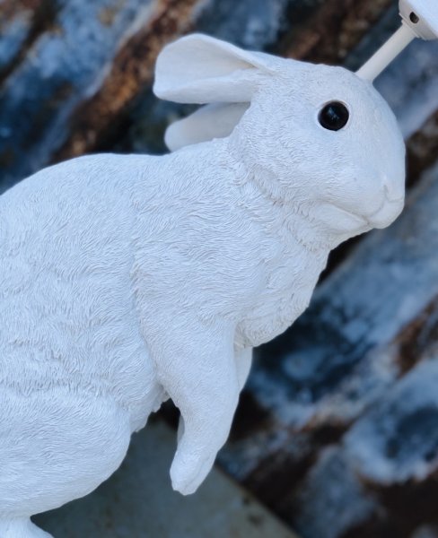 Super söt och jätte gullig vit lampa med en stor kanin som lampfot. Med tillhörande vit skärm. Välarbetad och detaljfull med fi