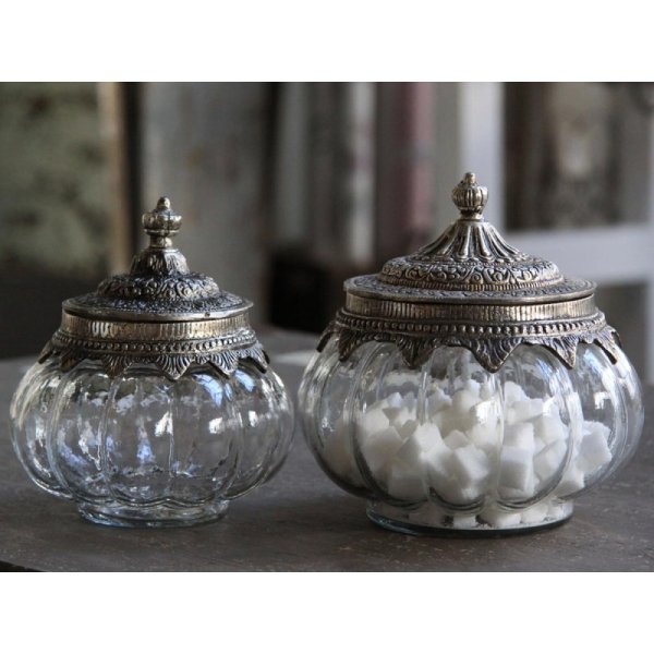 Orientalisk glasburk med silver färgat lock i vacker modell. Finns i två storlekar/modeller -Större -Mindre Lika vacker som prak