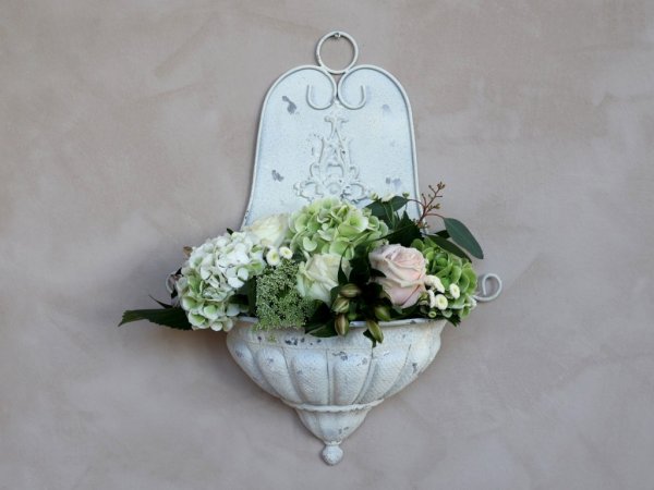 Fransk vit ruffig väggkruka i antik romantisk stil. Detaljfull och välarbetad med fina detaljer. Vacker och passande inomhus som