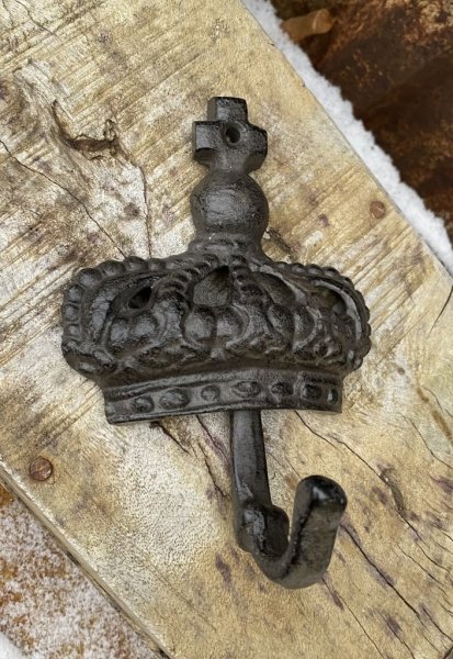 Smides krok i antik brun nyans. Dekorerad med en krona upptill och en krok nertill att hänga på. I detaljrik väl designad stadig