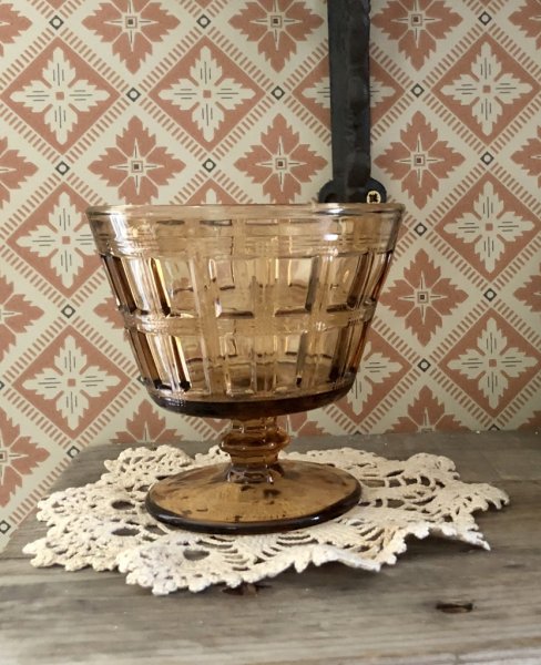 Dessert glas på fot. Går i en brun rökig nyans. Med retro inspirerat mönster runt om. I rymlig snygg modell som passar lika bra