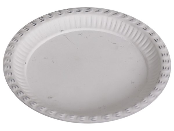 Vit rund bricka / ljusfat med matt yta. Lätta fabriks slitna detaljer samt dekorerad ytterkant. Finns i två storlekar