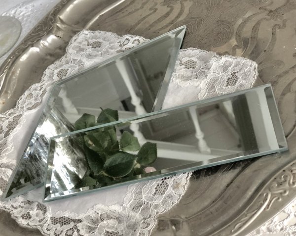 Spegel med slipad ytterkant. I mindre modell som passar lika bra att sätta på väggen som att ha ljus eller andra vackra saker på