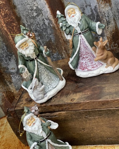 Vacker tomte/ jultomte i mjuka gröna och vita nyanser samt lätt glitter inslag. Tomten har snöre upptill så den kan hänga men ha