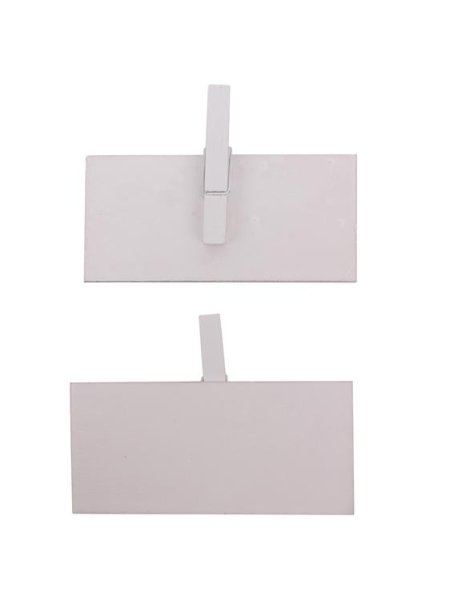 Vit skylt med klädnypa 