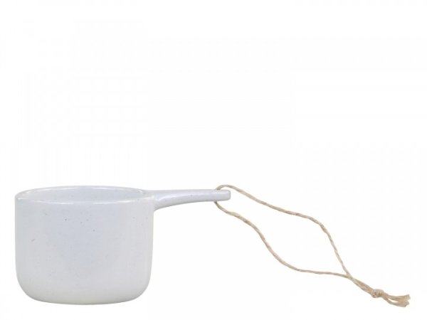 Deciliter mått / skopa i porslin. Går i en mjuk ljusgrå nyans. Från Chic Antique H5/L10,5/B6,5