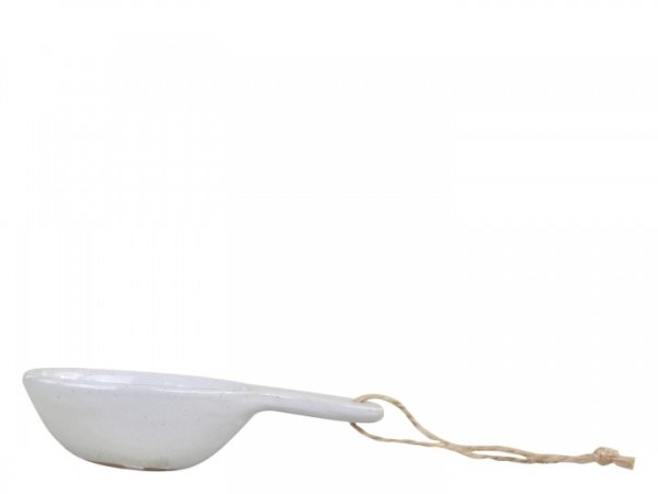 Sked / skopa i porslin. Lika vacker som praktisk med snöre upptill så man kan ha den hängandes. Går i en mjuk ljusgrå nyans. Pas