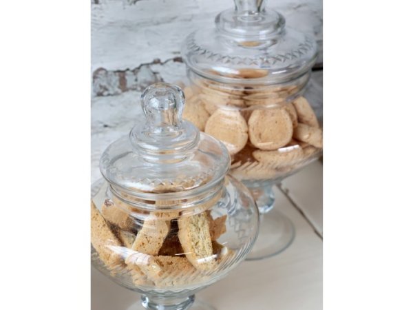 Elegant glasburk glaspokal på fot med lock