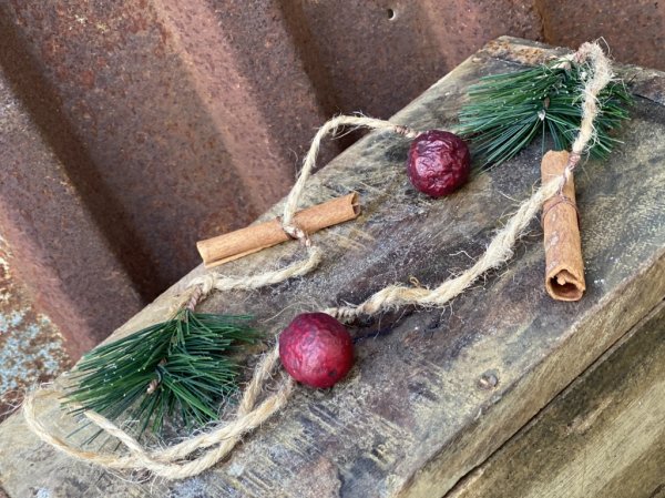 Vacker girlang att dekorera med Pynta eller pyssla, Av natur material i enkel men välarbetad modell. Med stomme av snöre klätt m