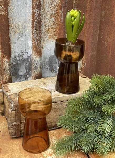 Brun vas / hyacintvas i glas. Klassisk modell som passar lika bra till andra blommor och lökar också. Finns i två nyanser -Mörkb