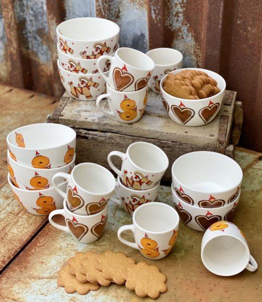 Söta glöggkoppar som passar lika bra till lilla kaffekoppen. En mindre skål till pepparkakor, russin eller knäck tex. I vitt por