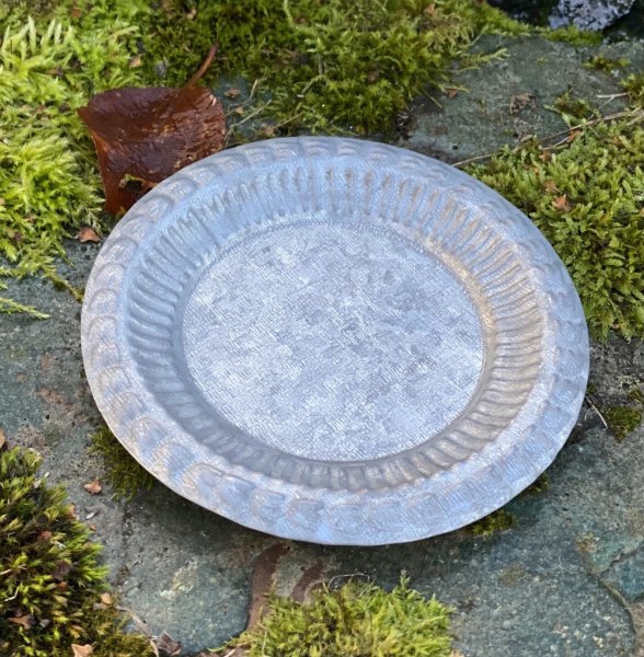 Rund bricka / ljusfat i zink med en lätt dekorerad kant runt om. Finns i två olika storlekar -Större -Mindre För servering, dek