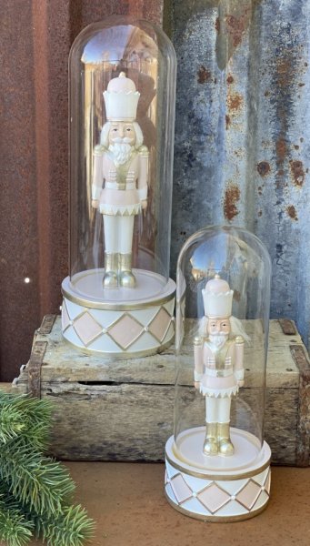 Vacker nötknäppare / julsoldat i rosa och vitt med mjuka guld inslag. Nötknäpparen/julsoldaten står på en rund fot som ser ut so