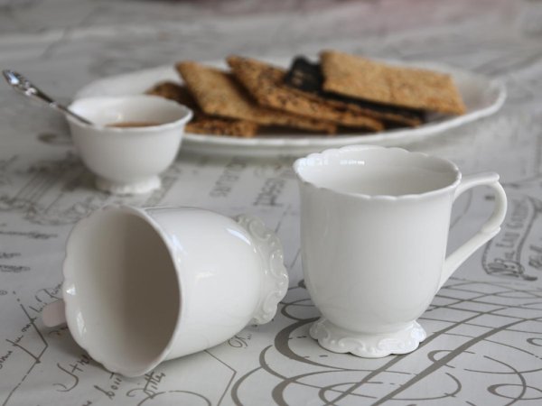 Vit Fransk kaffe / Te kopp / mugg i porslin. Detaljrik med vackert mönster runt om i det vita porslinet. Rymlig drickvänlig mode