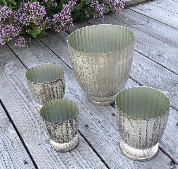 Kruka / skål på fot modell Rex Champagne. Vacker modell med vid lätt mönstrad kupa och låg fot nertill . Finns i flera olika sto