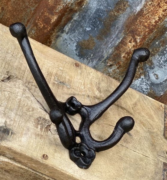 ammeldags renässanskrok i gjutjärn. Svart ruffig med fina detaljer. Krokar upptill och nertill två stycken att hänga på. Mäter