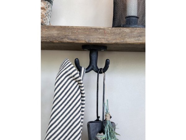 Ruffig lantlig svart järn krok i häng modell med två krokar. Att skruva under en hylla eller skåp alt tak tex. Höjd: ca 6cm Bre