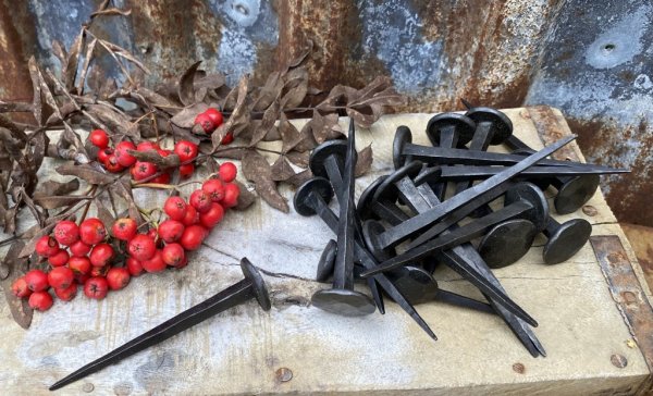 Handsmidd spik/ krok i gammeldags modell. Vacker och välarbetad i två modeller -Längre -Kortare Lika dekorativ som praktisk i he