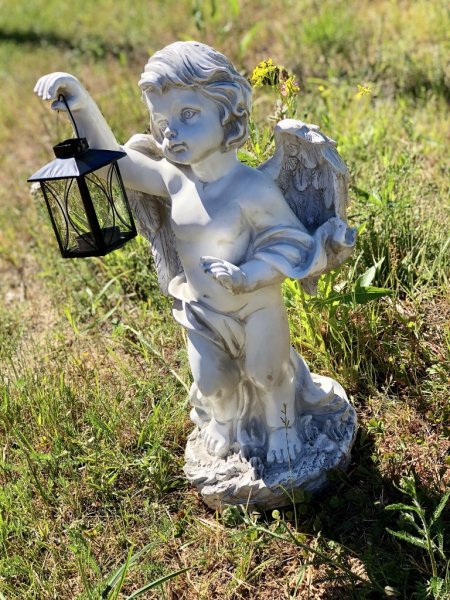 Stor och hög Eden ängel med lykta. Detaljrik och välarbetad med fina detaljer runt om. Lyktan är anpassad och har hållare inuti