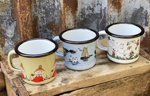 Mumin mugg i emalj. Färgglad med klassiskt motiv runt om. Vit insida finns i flera modeller -Blå mugg Mild Bris -Lilla My -Vit G