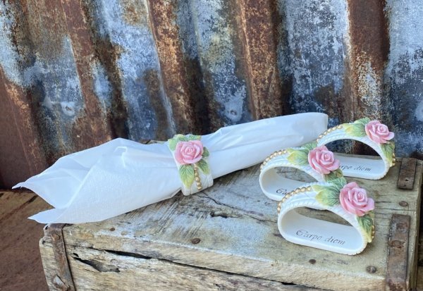 Vacker servettring med rosa ros och text Carpe diem på insidan. Lika vacker att duka med som att dekorera med. Detaljrik och väl