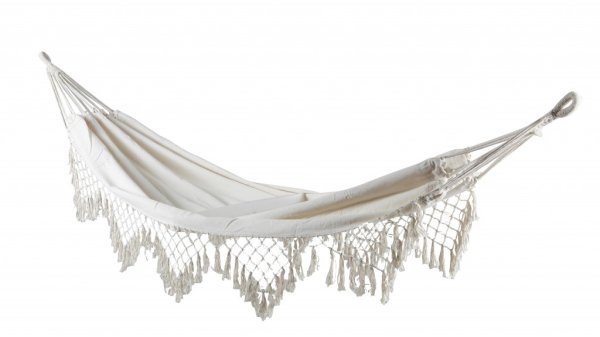 Hängmatta i lantlig romantisk stil. Går i en mjuk lätt cream vit nyans som gör sig bra i trädgården. Hängmattan är dekorerad med