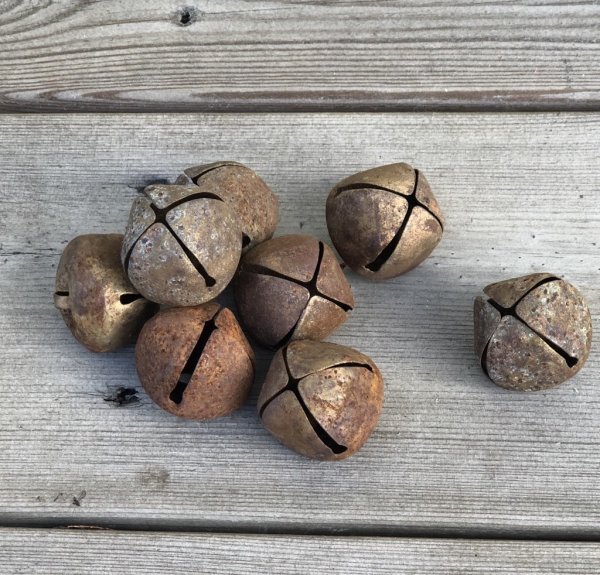 Rostig brun gammal återvunnen bjällra/pingla. I rund modell med ögla upptill så man kan trä i snöre eller liknande. Att dekorera