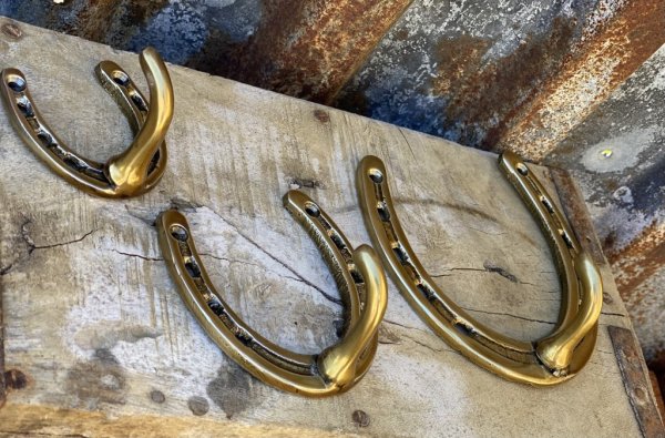 Vacker och elegant krok formad som en hästsko. Går i en guld ruffig nyans och finns i tre storlekar. -Större -Mellan -Mindre Lik