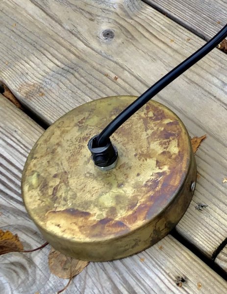 Vacker taklampa i industri stil. Vid skärm i gammeldags modell. Tillverkad i plåt och går i en antik guld färgad nyans med fabri