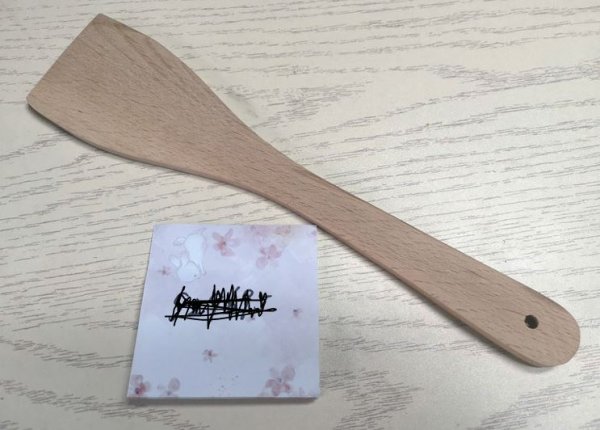 Stekspade i natur trä bok. Med greppvänlig handtag och len i ytan. Mäter 28*6,5cm