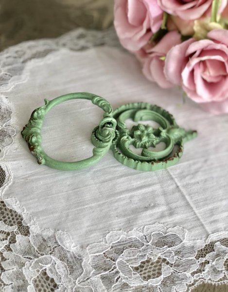 Stort handtag i antik Fransk design. Med sliten platina och mild turkos grön nyans. Dekorerad ryggplatta och oval rundad ledat r