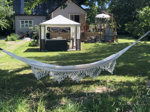 Hängmatta i lantlig romantisk stil. Går i en mjuk lätt cream vit nyans som gör sig bra i trädgården. Hängmattan är dekorerad med