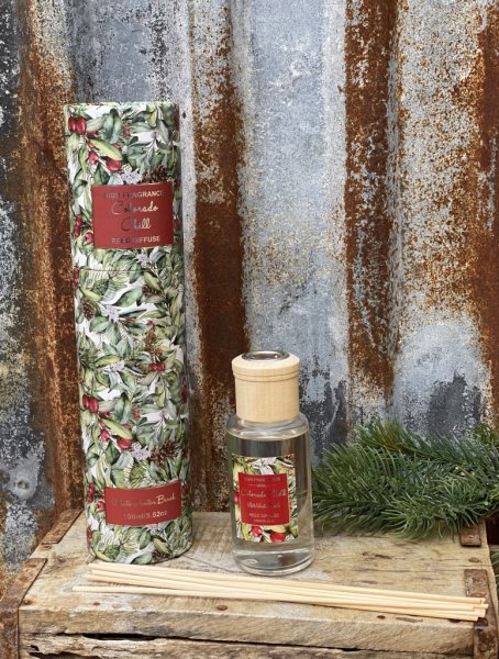 Doftpinnar Colorado Chill i vacker presentförpackning. Med åtta pinnar och glasflaska med doftolja. Kryddig doft av juldofter bl