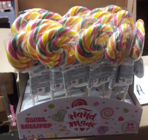 Smarrig och god snurr klubba i glada färgfulla nyanser. 50g Säljes per styck en och en