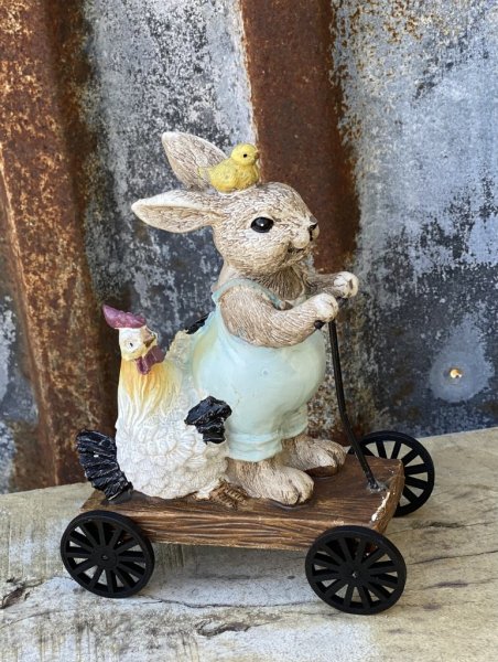 Söt kanin på kärra med höna och kyckling. Detaljfull och välarbetad med fina detaljer runt om . Att dekorer med. Mäter 10/6/15c