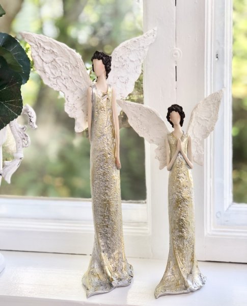 Vacker och elegant ängel Lily med stora vita vingar och silver klänning. Finns i två modeller -Högre -Lägre Välarbetade och deta
