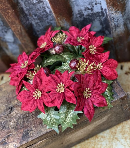 Ljusmanschett / krans i större modell för tex cylinderljus eller att ha som dörrkrans. Med mörk röda julstjärnor, mörk röda krac