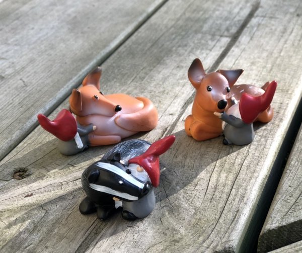 Tomtefar tillsammans med skogen vilda djur. Mellan tomte med djur att dekorera pynta och pyssla med. Finns i tre modell -Tomtefa
