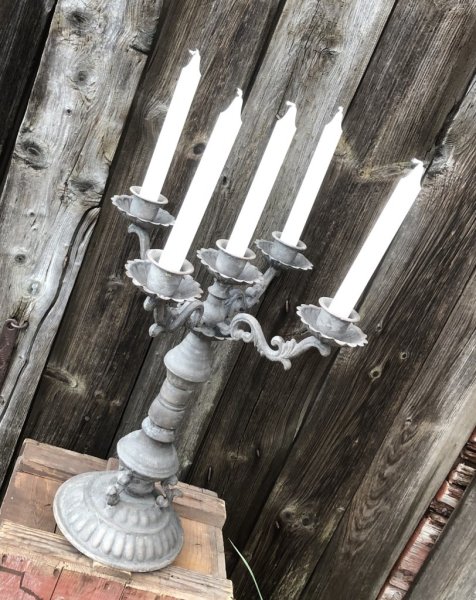 Vacker kandelaber i antik barock stil med snirkliga vackra detaljer och en mjuk brun / beige matt nyans . Lagom ruff sliten på j