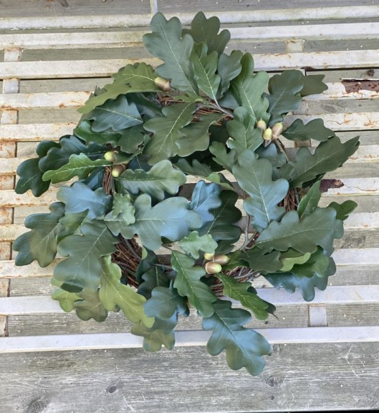 Vacker och välarbetad krans med ekblad och ekollon på natur bas. i rund modell med hög verklighetstrogen känsla. Mäter ca 35cm