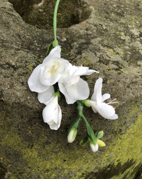 Vacker vit Freesia i konstgjord välarbetad modell. Fin blomma som passar sig leka bra att ha ensam i en vas som tillsammans med